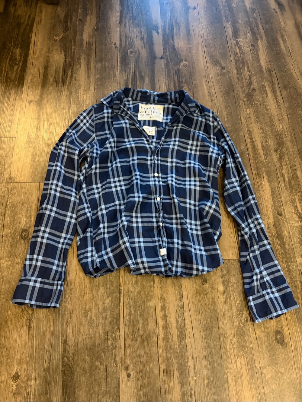 Frank & Eileen Barry Tailored Button-Up Shirt in a navy blue plaid Small